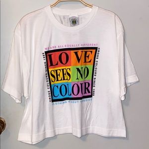 love sees no colour crop tee